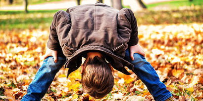 Trisomia 21 "Non è un poverino" - Si riferisce a Fabian Bächli (25 anni), affetto da trisomia 21 ma completamente integrato. Ciò è dovuto principalmente a sua madre Özlem, come descrive in modo impressionante la relazione dell'osservatore. L'esempio di Fabian mostra come l'integrazione funzioni con successo nonostante la disabilità.