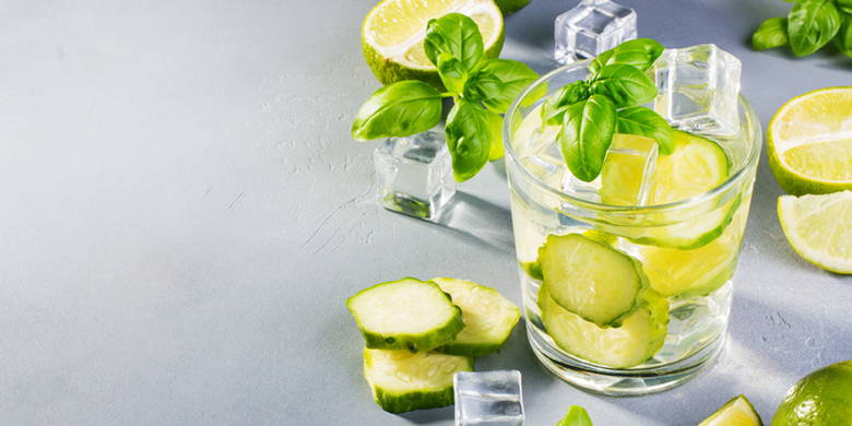 eau de concombre Rien ne désaltère mieux votre soif que l'eau. Plongez dans la variété d'eau aromatisée. Les fruits, les concombres, les citrons, les limes et les herbes conviennent à la production de boissons détoxifiantes. Le gingembre aide à lutter contre les nausées matinales. L'eau aromatisée est riche en vitamines et pauvre en calories.