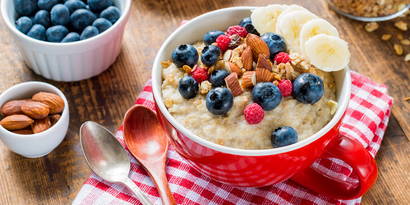 Porridge Blog Gravidanza - Porridge. L'avena, la varietà di cereali sottovalutata, aiuta contro i vari disturbi di gravidanza durante la gravidanza. Avena porridge aiuta a raggiungere una sensazione di sazietà di lunga durata, lega l'acido gastrico (bruciore di stomaco, bruciore di stomaco, mal di mattina) e contiene poco zucchero.