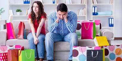 Shopping als Lebensinhalt «Wow, ist das ein schönes Kleid!» denkt Frau Burgener* und schon ist sie im Laden verschwunden. Kurz darauf tritt sie strahlend aus dem Geschäft. Doch ihre Freude ist nur von kurzer Dauer. Schuldgefühle und Scham überkommen sie. Denn sie weiss: diesen Sommerrock wird sie nie anziehen.