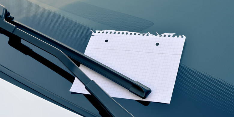 Sinistro da parcheggio Sinistro da parcheggio - graffi nella vernice, ammaccature nella lamiera o specchietti laterali usurati? L'assicurazione danni al parcheggio aiuta! Ma chi può aiutare se la persona responsabile dell'incidente* è coinvolta in un incidente? In questo caso, entra in gioco il fondo nazionale di garanzia. Potete leggere di più su questo argomento nel nostro articolo.