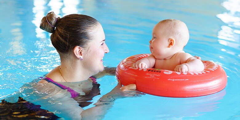 corsi di nuoto per bebè e bambini Blog bebè - Nuoto per bambini, l'esperienza di vita elementare. Consapevolezza del corpo, fiducia in se stessi, sicurezza - poiché i bambini e l'acqua sono uniti già prima della nascita, questa prima esperienza non dovrebbe essere negata ai più piccoli. Imparate cose finora sconosciute sul nuoto per bambini.