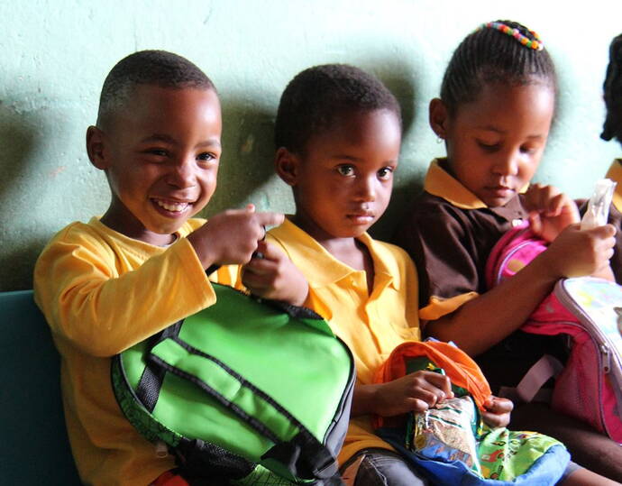 KITA Nkululeko Südafrika Dank kreativer Sammelaktionen und der grossartigen Unterstützung durch Mitarbeitende und Sponsoren, war es möglich, die für den Bau der neuen KITA in Südafrika die benötigten Spendengelder zu sammeln. Ein wunderbares Projekt, welches im Rahmen von Hilfe zur Selbsthilfe gestartet und realisiert wurde.