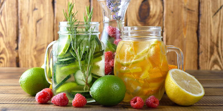 Aromawasser 21. Schwangerschaftswoche. Trinken nicht vergessen! Was ist aromatisiertes Wasser?Dafür eignen sich fast alle Früchte, Gemüsesorten und Kräuter. Sei dies Gurkenwasser mit Ingwer, Tuttifruttiwasser oder Holunderwasser. Ungewöhnliche Kombinationen ergeben superleckere Varianten.