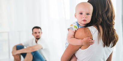 Il bambino come test di stress per la relazione La nascita del primo figlio è un evento epocale. Oltre alla gioia, molte coppie vivono la prima volta come una prova di stress. La nuova situazione di vita è molto impegnativa per entrambi i partner e si sentono stressati. «Dono del cuore» è stata in grado di aiutare una famiglia nel momento più difficile.